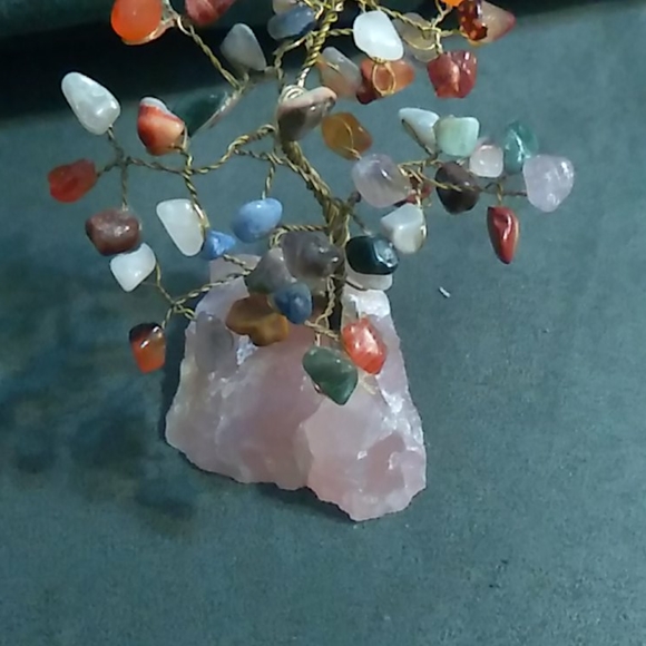 Beautiful Quartz tree with assorted quartz - Picture 3 of 6